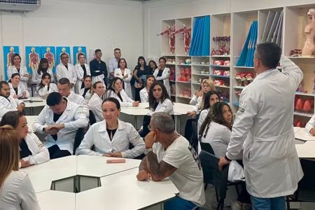 Médicos terão de atingir nota mínima no Enamed para obter registro profissional