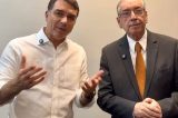 Flávio Bolsonaro visita Eduardo Cunha, mas omite encontro nas redes