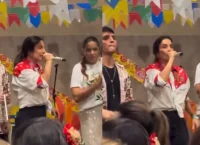 Ivete Sangalo sobe ao palco e anima festa junina na escola das filhas em Salvador
