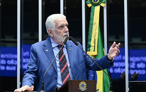 Jaques Wagner vai a Brasília e tenta convencer Lula a mantê-lo na liderança até o recesso