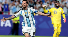 Messi faz hat-trick, estreia com vitória e alcança artilharia da Copa do Mundo Messi faz hat-trick, estreia com vitória e alcança artilharia da Copa do Mundo