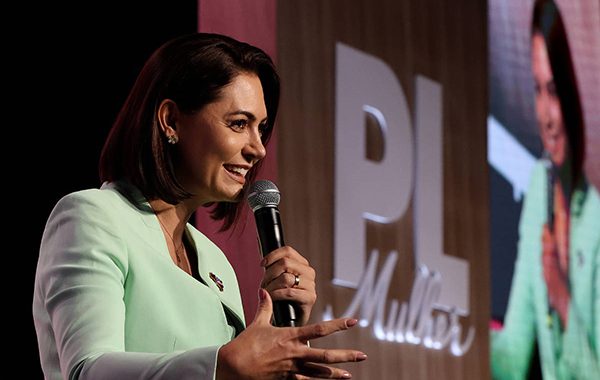 Michelle elogia programa de Lula; bolsonarismo reage