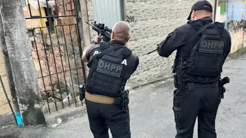 Líder de facção e braço direito são mortos durante operação contra grupo investigado por 15 homicídios em Salvador Líder de facção e braço direito são mortos durante operação contra grupo investigado por 15 homicídios em Salvador