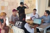 Imigrantes submetidos a trabalho escravo em fábrica clandestina de cigarros no Cabo voltam ao Paraguai