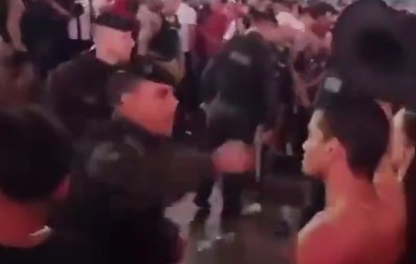 Vídeo mostra PM agredindo homem durante São João de Campina Grande, na Paraíba Vídeo mostra PM agredindo homem durante São João de Campina Grande, na Paraíba
