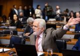 André Mendonça impõe medidas cautelares ao senador Jaques Wagner