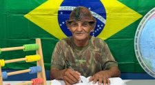 Alunos da EJA no Sertão de Pernambuco recriam retrato escolar antigo, e imagens viralizam nas redes