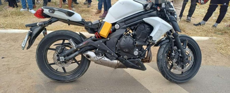 Motociclista morre após colidir com carro e poste em Petrolina