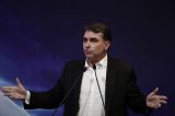Flávio Bolsonaro tem ataque de ‘sincericídio’ e negocia com os EUA tarifaço para depois das eleições
