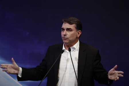 Flávio Bolsonaro tem ataque de ‘sincericídio’ e negocia com os EUA tarifaço para depois das eleições