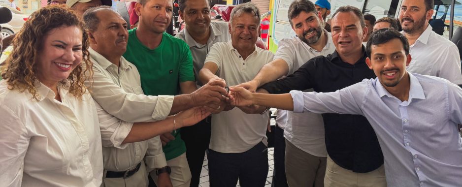 Prefeito Marcos Lobo inaugura adutora da Embasa e entrega à população Mercado Municipal e pátio da feira livre coberto; vídeo