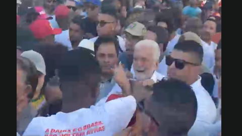 Vídeo: Wagner é vaiado ao chegar ao cortejo do 2 de Julho em Salvador Vídeo: Wagner é vaiado ao chegar ao cortejo do 2 de Julho em Salvador