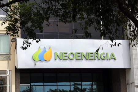 Coelba recebe multa recorde de R$ 82,7 milhões por falhas na conexão de geração distribuída