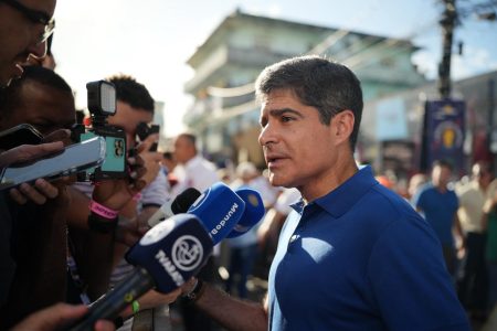 ACM Neto defende “independência” da violência e da fila da regulação no 2 de Julho ACM Neto defende “independência” da violência e da fila da regulação no 2 de Julho