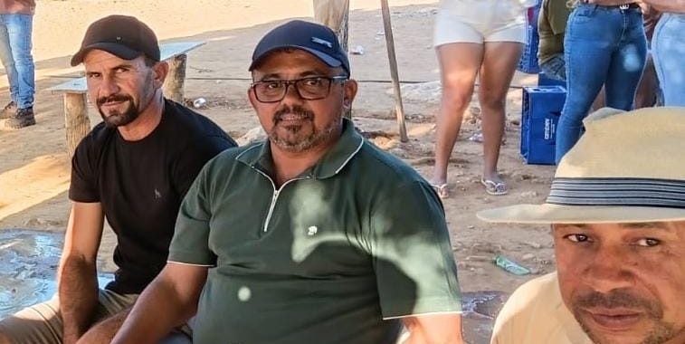 Vereador Mitu do Sindicato prestigia Pega de Boi na Fazenda Cruz, Salitre. Ele falou sobre recuperação das estradas, abastecimento de água e política; vídeo