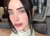 Influenciadora Adriana Garcia morre aos 30 anos e seguidores ficam em choque; ela deixa filha de 6 anos