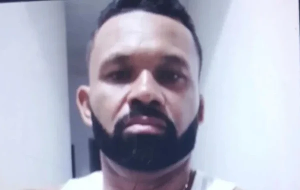 Homem mata irmã com golpes de machado, fere os pais e morre em confronto com a polícia na Bahia Homem mata irmã com golpes de machado, fere os pais e morre em confronto com a polícia na Bahia