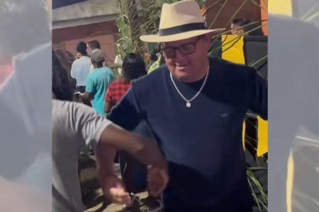 Prefeito vira alvo de críticas após investir milhões em cachês de festa mesmo em meio à crise financeira