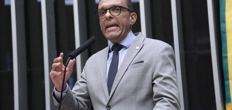 Deputado questiona como Jair Bolsonaro “permite” que aliados o chamem de “corno”