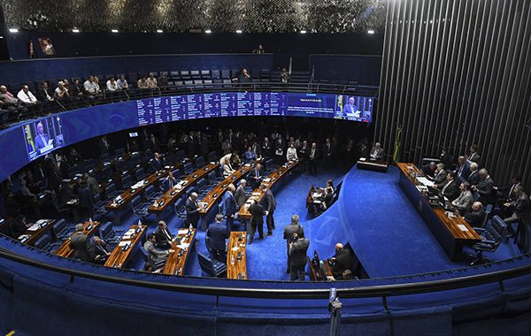 Articulação do governo fracassa, e Senado aprova pauta-bomba da aposentadoria de agentes de saúde