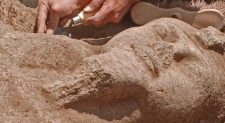 Como a estátua de Ramsés II percorreu centenas de quilômetros pelo deserto?