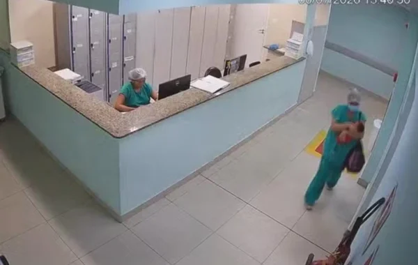 Técnica de enfermagem é flagrada tentando sair de maternidade com recém-nascida escondida em bolsa; veja vídeo Técnica de enfermagem é flagrada tentando sair de maternidade com recém-nascida escondida em bolsa; veja vídeo