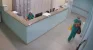 Técnica de enfermagem é flagrada tentando sair de maternidade com recém-nascida escondida em bolsa; veja vídeo