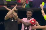 Treinador do Egito denuncia racismo e leva cartão amarelo após acionar protocolo da FIFA pela primeira vez na Copa Treinador do Egito denuncia racismo e leva cartão amarelo após acionar protocolo da FIFA pela primeira vez na Copa