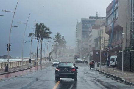 Tempo vira de vez: Salvador e outras cidades da Bahia entram em alerta para temporais com raios e ventos de até 60 km/h; veja lista
