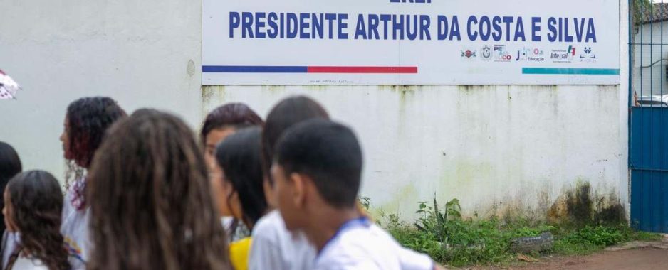 Escola onde teto desabou recebeu mais de R$ 2,5 milhões em obras, diz Sintepe Escola onde teto desabou recebeu mais de R$ 2,5 milhões em obras, diz Sintepe
